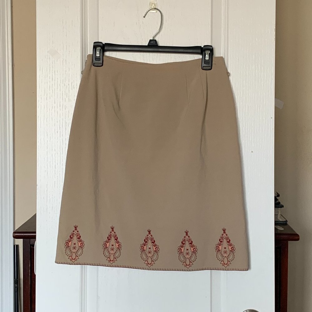 SKIRT - sz 4P, Ann Taylor LOFT Petites stretch, tan, embroidered pencil skirt